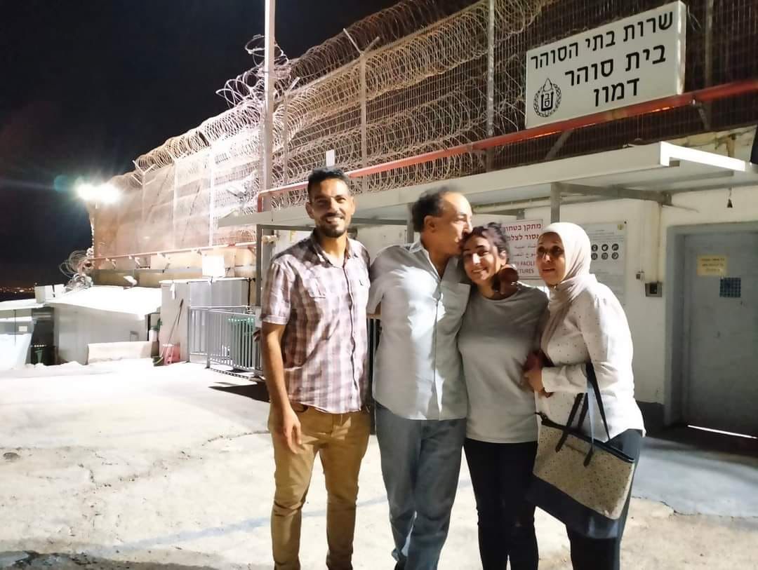 الصحفية لمى غوشة بصحبة والدتها ووالدها وزوجها عقب الإفراج عنها من معتقل الدامون